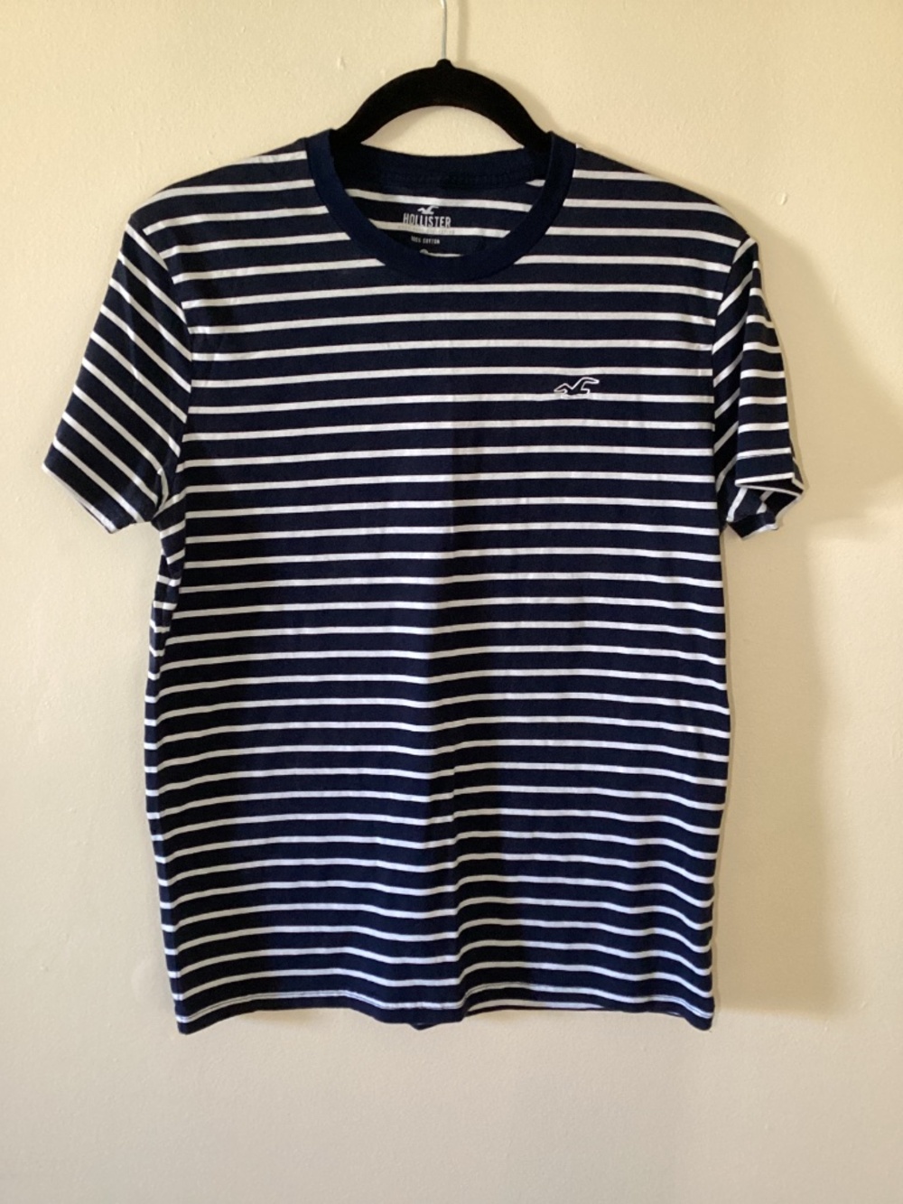 HOLLISTER Tee - Picture 2 of 3